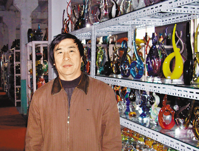 　■淄博精工美術琉璃製造有限公司董事長翟照緒希望，博山能吸引到願意致力於琉璃研發的資金，重塑博山的琉璃品牌。  