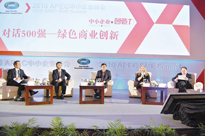 　■2010 APEC中小企業峰會上，英特爾、HP等500強企業就綠色商業創新與參會嘉賓進行探討。香港文匯報記者江雨馨  攝