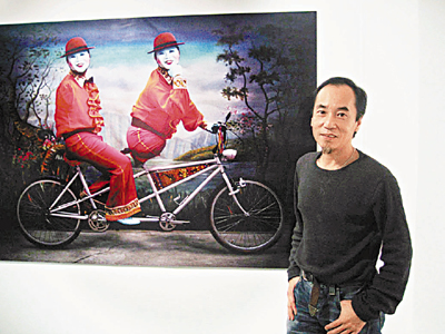 　■吳天章和他的作品《永協同心》。	尉瑋  攝