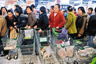 　■物價飛漲，民眾不得不開動腦筋，改變生活方式以期降低生活成本。圖為安徽省合肥市民在超市內排隊等待付款。法新社