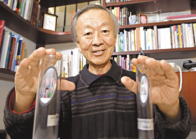 　■「光纖之父」高錕研究出高純度光纖，成功解決光能量消耗的問題，打開「光通訊」的通道。圖為高錕手執光纖。	資料圖片