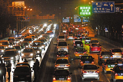 　■12日晚，北京城市主幹道西二環復興門橋雙向車流量大，行駛緩慢。新華社
