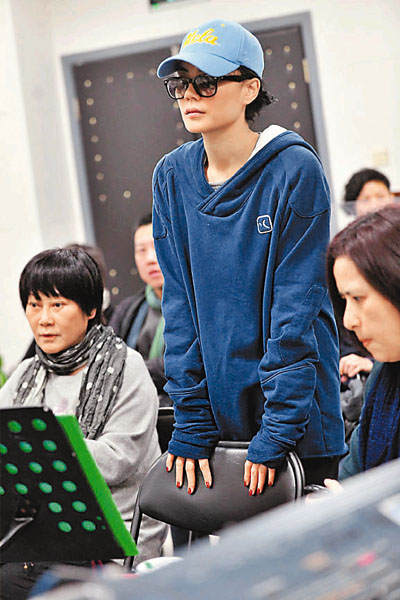 　■陳家瑛(左)表示未知香港演唱會是否加場，要等待阿菲答覆。