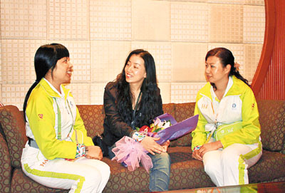 　■金晶(中)和亞殘運會志願者交流。香港文匯報廣州傳真
