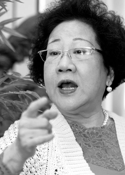 　■民進黨主席蔡英文(左)在五都選舉中拿下百萬選票，民間支持她參選「總統」呼聲高漲；然而面對綠營元老「四大天王」之一、8年「副總統」經驗的呂秀蓮(右)，競逐提名難度不容小覷。