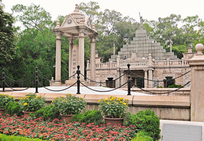 　■位處廣州市北白雲山南麓的黃花崗七十二烈士陵園。黃花崗起義失敗後，同盟會員潘達微冒險收殮烈士遺骸72具，合葬於黃花崗，後又查得犧牲者合共86人。