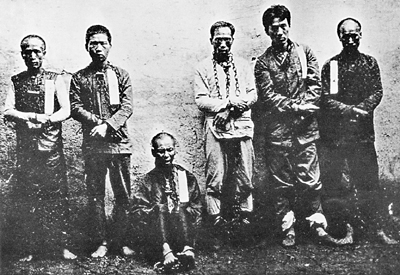 　■革命黨人在清軍圍攻下傷亡慘重，黃興負傷得脫，46人被捕，皆慷慨就義。圖為部分被捕志士。