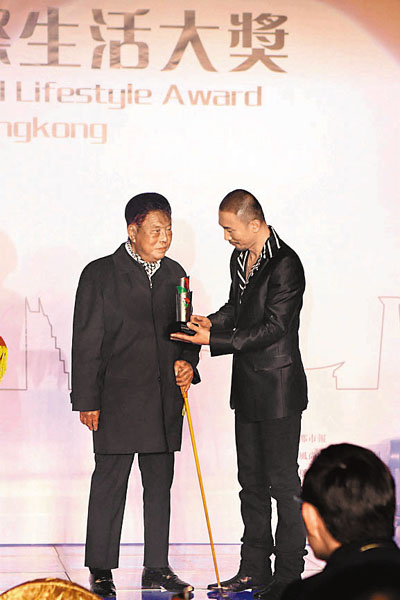 　■余彭年領取年度致敬人物獎。	深辦發  