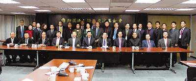 　■訪問團成員與海基會董事長江丙坤在海基會總部合影留念。