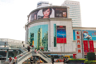 　■舊東百大樓和東街口人行天橋承載著福州市民的回憶，未來，影像將納入地鐵博物館展出。香港文匯報記者葉臻瑜  攝 