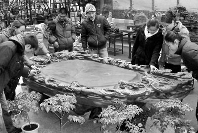 　近日，5名雕刻師歷時6個月精雕而成的「松花石九龍硯」在吉林省白山市完成。該硯長3米、寬1.55米、重1800千克，據稱是目前中國最大的松花石硯。 	中新社