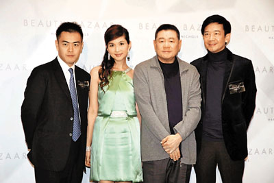 ■劉鑾雄、劉鳴煒(左)及潘迪生伉儷出席美容專門店活動。