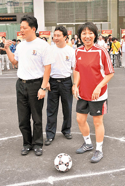 　■孫雯(右)正式出任上海女足教練。		資料圖片