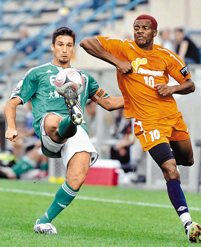 　■祖爾(左)回歸港甲。	資料圖片