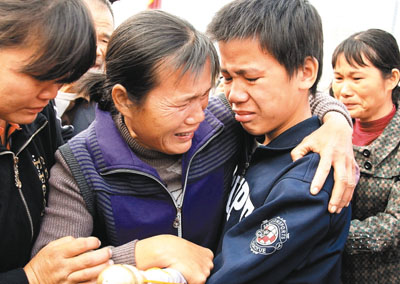 　■拐賣兒童是中國不可承受之重。圖為廣西一名母親抱著被解救回家的兒子泣不成聲。