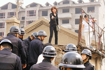 　■國務院法制辦昨就新拆遷條例第二度向社會公開徵求意見。圖為去年吉林長春一磚屋戶主拒拆遷，與執法人員對峙。資料圖片