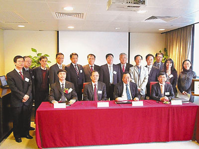 　■香港大學和北京大學將開辦法學碩士雙學位課程，培訓通曉兩地法律的專才。(前右三)林建華、(前右二)徐立之和(前右一)陳文敏與兩校教職員合照。	香港文匯報記者黃德正  攝