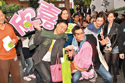 　■鍾嘉欣（右二）在《囧探查過界》擔大旗，王喜和石修落力抬舉。