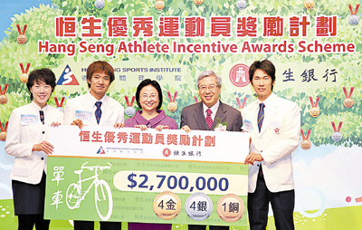 　■梁高美懿(中)及香港體育學院主席李家祥(右二)頒發支票獎勵單車隊隊員。