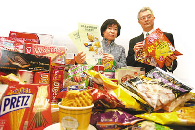 　■食物安全中心首席醫生蔡敏欣(左)建議市民對炸焗零食「少吃為妙」。	香港文匯報記者莫雪芝  攝