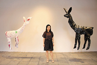 　■林玉蓮以膠袋做出作品《山海經後傳——鹿》。