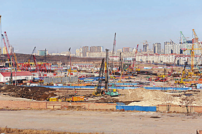 　■于家堡金融區建築工地一派繁忙景象。香港文匯報記者鄧哲  攝