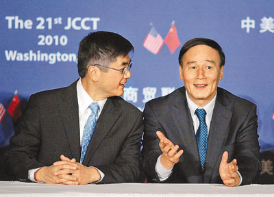 　■本次中美商貿聯委會共同主席—中國國務院副總理王岐山(右)與美國商務部部長駱家輝在簽約儀式後會見記者，並介紹了會議成果。	法新社