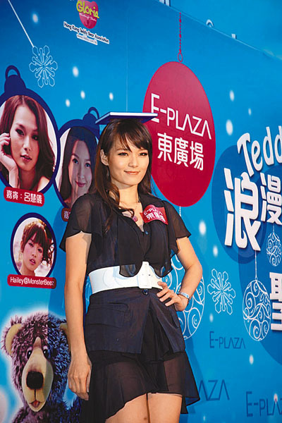 　■呂慧儀頂著書本行Catwalk 。