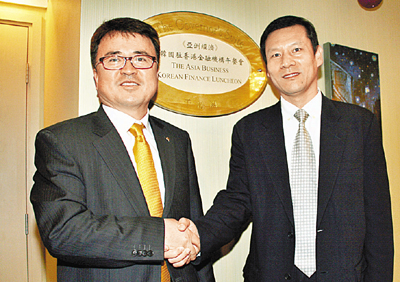 　■韓國《亞洲經濟》社長郭永吉(左)及香港文匯報助理總經理張錦川。香港文匯報記者張偉民  攝