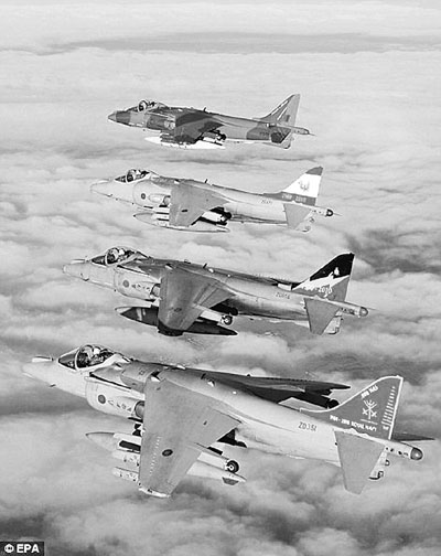 服役41年的英國海鷂式垂直升降戰機，完成退役前最後飛行。大批民眾去到位於奧克姆的皇家空軍基地迎接海鷂式戰機最後一次降落。	　■綜合報道