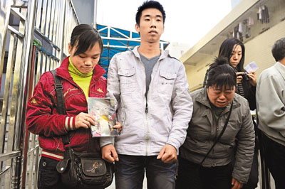　■受害人全家手捧亡童照片，哭謝媒體關注案件使得案件得以公正裁決。香港文匯報深圳傳真