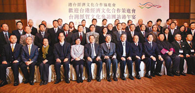 　■曾俊華以「協進會」榮譽主席的身份，宴請正在訪港的「策進會」董事長林振國及其率領的台灣經貿文化參訪團，圖為「協進會」與「策進會」的代表合照。香港文匯報記者莫雪芝  攝