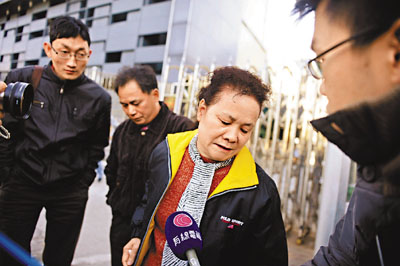 　■梁冠彪的母親在庭外一度昏厥。香港文匯報深圳傳真