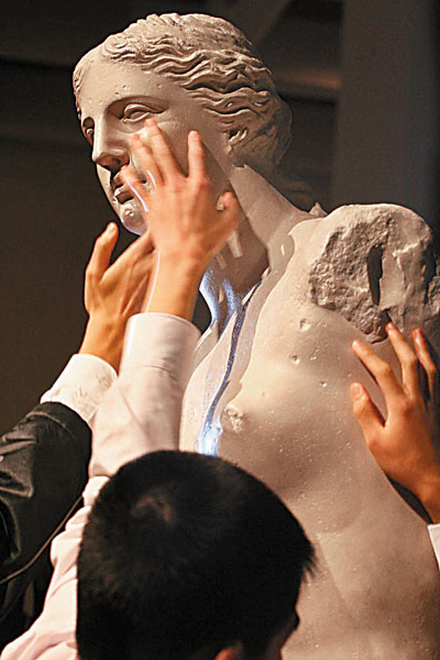 　■展覽會觀眾可親身接觸女神維納斯。資料圖片