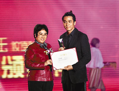 　■吳卓羲獲頒最受歡迎港台男演員。