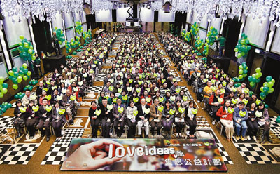 　■李嘉誠、方敏生、賴錦璋及俞琤等與充滿愛心的「香港仁」合照。