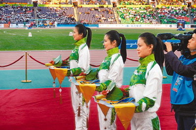 　■頒獎禮儀小姐穿上外套禦寒。	香港文匯報記者敖敏輝  攝