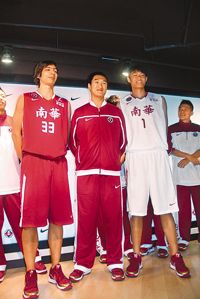 　■譚偉洋(中)站在惠龍兒(左)和留棟梁中間突變矮。	香港文匯報記者潘志南  攝