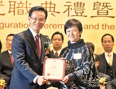 　■施金城會長(左)接受張趙凱渝頒授的委任狀。	香港文匯報記者曾慶威  攝