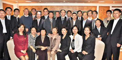 　■滬政協主席馮國勤與港委員合影留念。香港文匯報記者張萍  攝