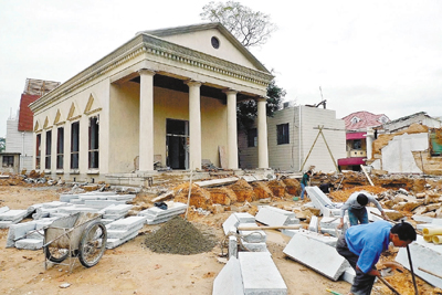 　■協和禮拜堂外牆已經整修完畢，四周的違章搭蓋也在拆除中。	香港文匯報記者林舒婕  攝