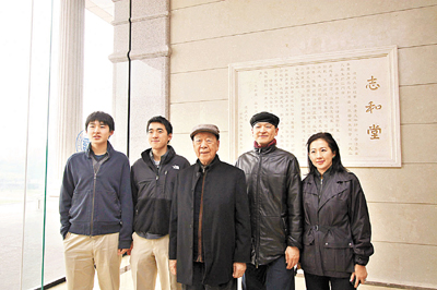 　■呂志和(中)與兒子呂耀南(右二)、媳婦呂羅婉雯(右一)、呂耀南次子呂碩橋(左二)、三子呂皓均(左一)參觀復旦大學志和堂。	香港文匯報記者趙建強  攝