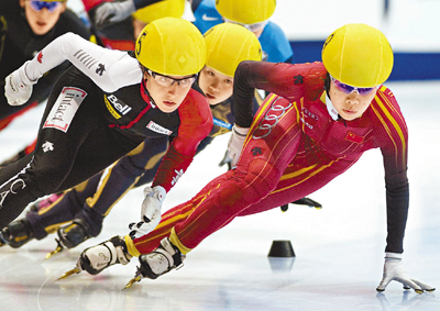 　■周洋(右)在比賽中。資料圖片