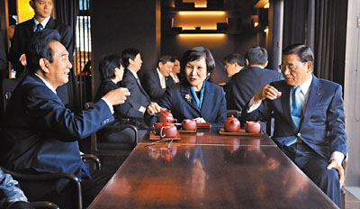 　■江丙坤（前右）和陳雲林（前左）前往故宮餐廳三希堂與故宮院長周功鑫（前中）品茶。	中央社