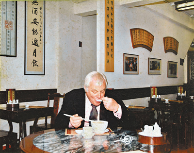 　■前港督彭定康蒞臨黃枝記中環分店品嚐麵食