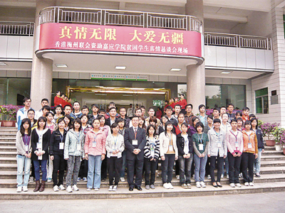 　■香港梅州聯會諮議會主席林光如與受助學子合影。