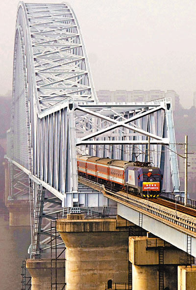 　■中國建設難度最高的山區鐵路宜萬鐵路昨日正式通車。鐵路通車後，川渝鄂地區出行至武漢、南京、上海的時間將縮短到5至9小時。	 新華社 