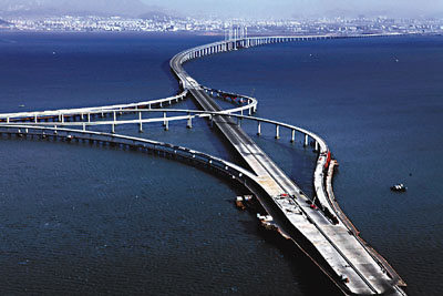 　■青島海灣大橋主線合龍貫通。圖為12月8日航拍的建設中的大橋。 	新華社