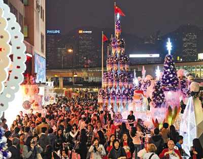 　■每年平安夜都會有數十萬市民湧往尖沙咀一帶慶祝，警方屆時會在該區實施特別交通安排。	法新社