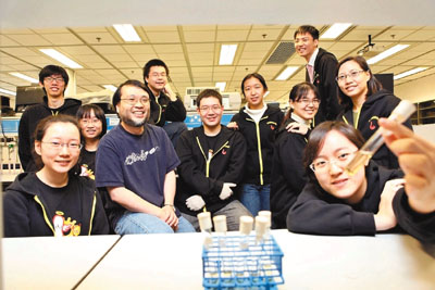 　■15名來自科大多個學系的學生，成功以基因工程技術，讓乳酸菌產生能抑制金黃葡萄球菌的蛋白月太分子，獲得iGEM國際合成生物學比賽金獎。圖為團隊成員與導師周敬流合照。	科大提供圖片